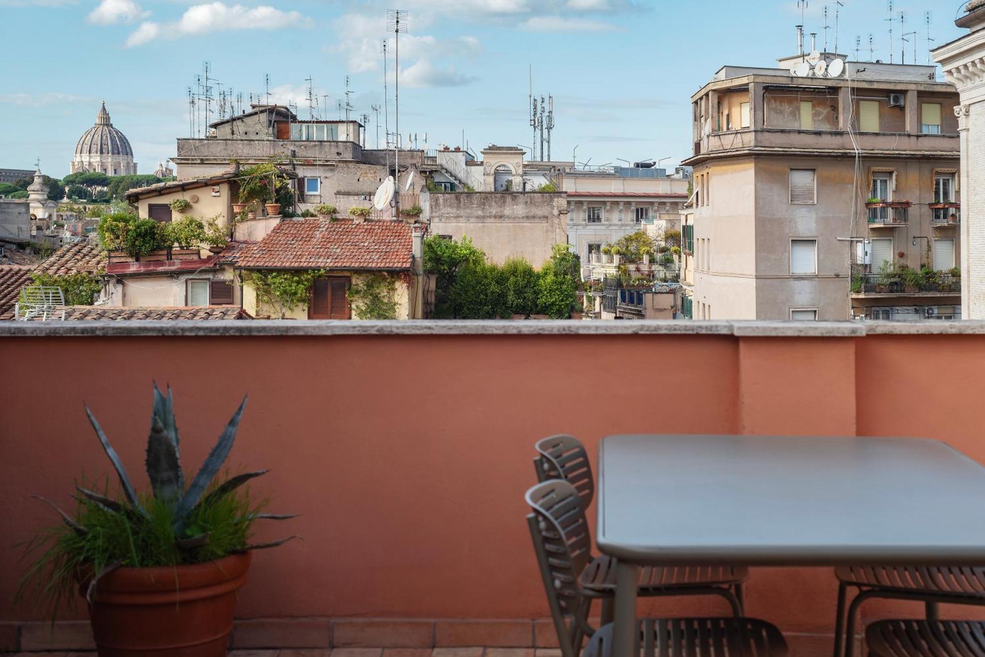Apartment With Terrace In Via Del Pellegrino - Fromhometorome Luaran gambar