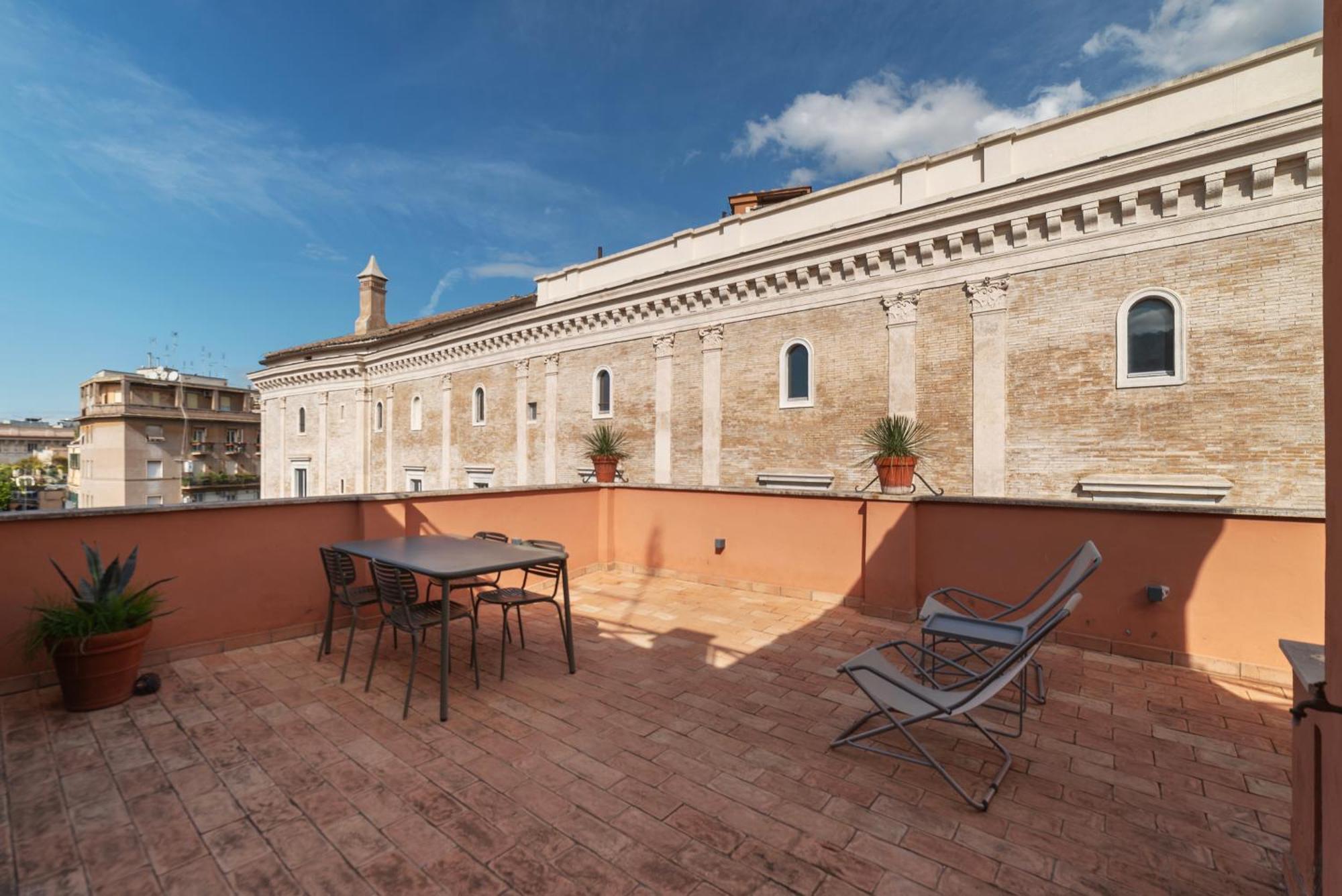 Apartment With Terrace In Via Del Pellegrino - Fromhometorome Luaran gambar