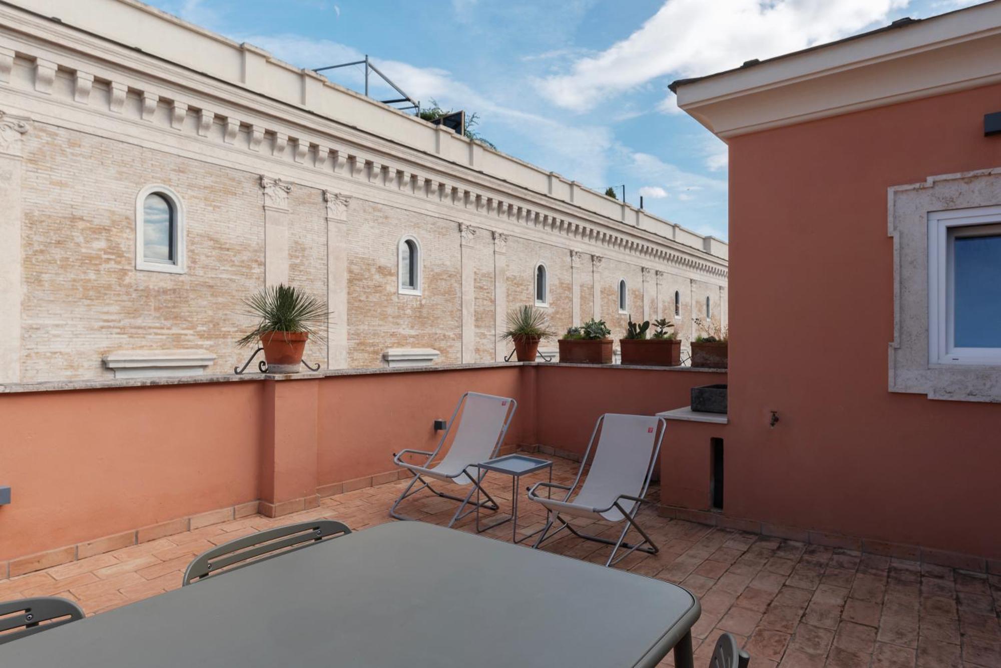 Apartment With Terrace In Via Del Pellegrino - Fromhometorome Luaran gambar